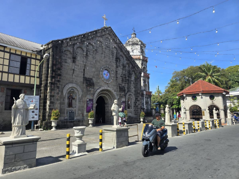 Worshipers out for Visita Iglesia in Cavite – The Manila Times