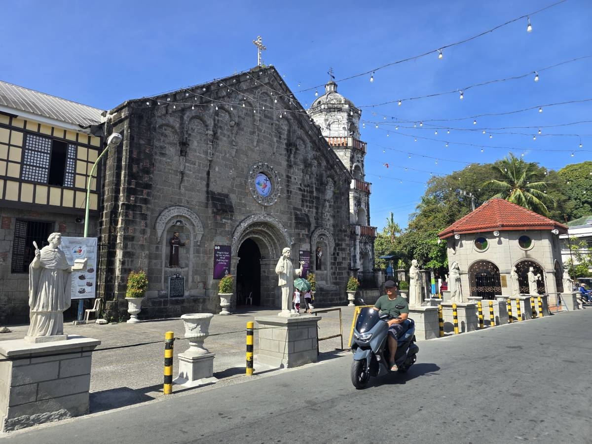 Worshipers out for Visita Iglesia in Cavite – The Manila Times