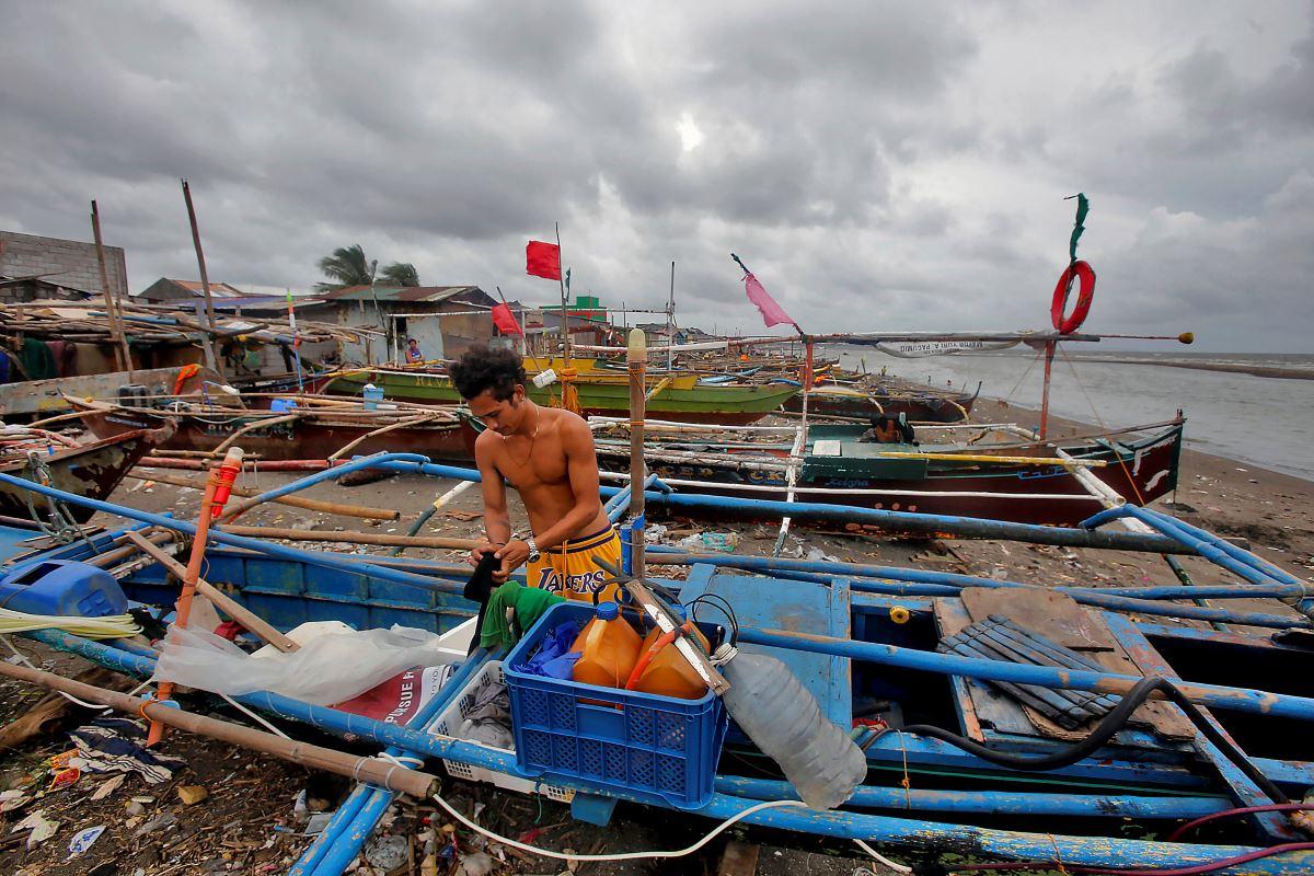 Fishermen prepare for possible effects of Typhoon Nika | Photos | GMA News Online – GMA Network
