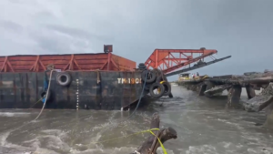 Stranded barge carrier near homes in Rosario, Cavite remains unmoved; residents fear potential impact – DZRH