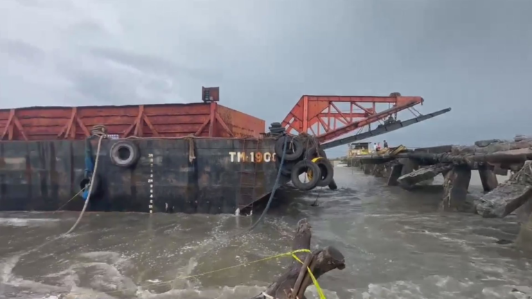 Stranded barge carrier near homes in Rosario, Cavite remains unmoved; residents fear potential impact – DZRH
