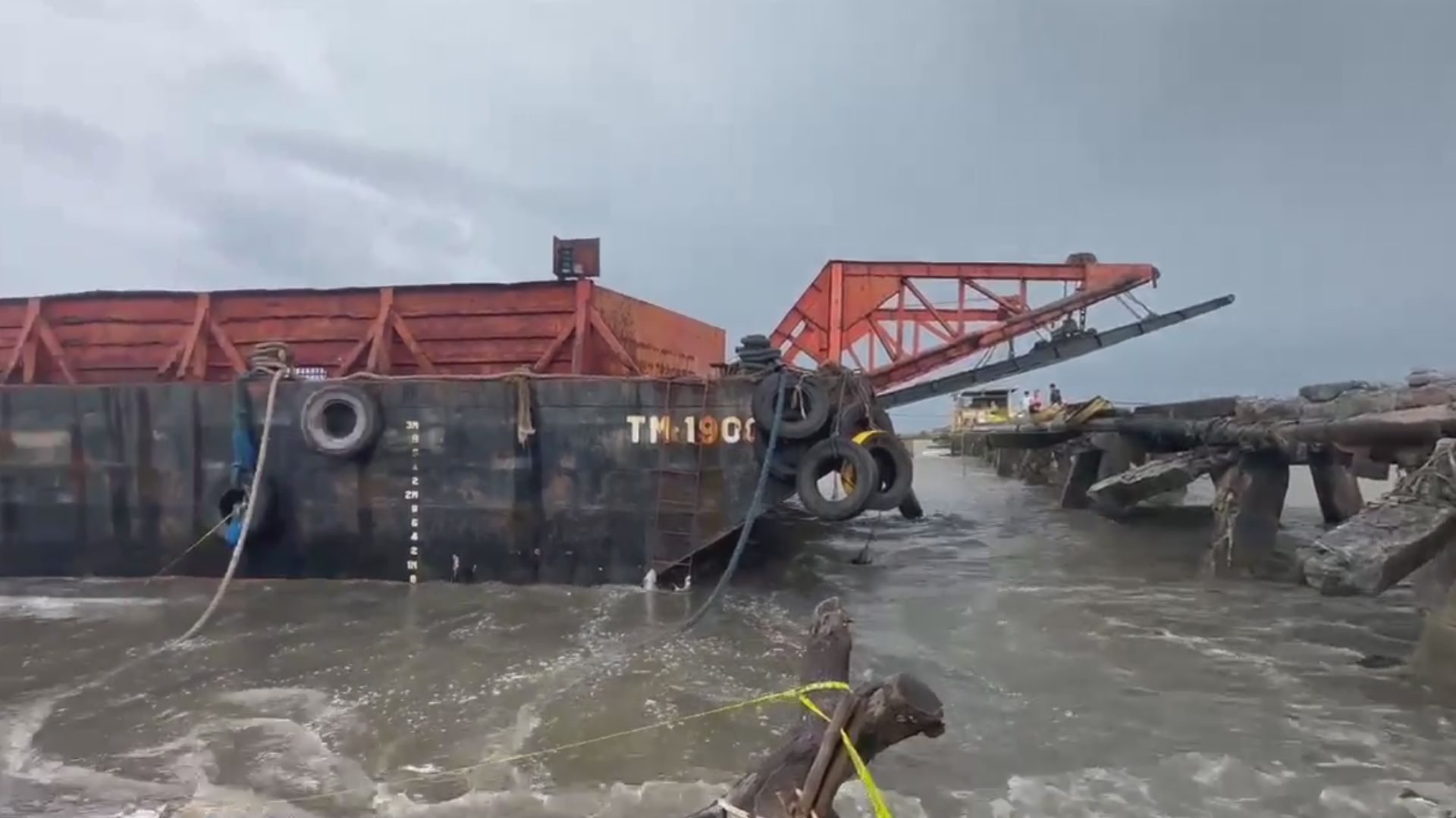 Stranded barge carrier near homes in Rosario, Cavite remains unmoved; residents fear potential impact – DZRH