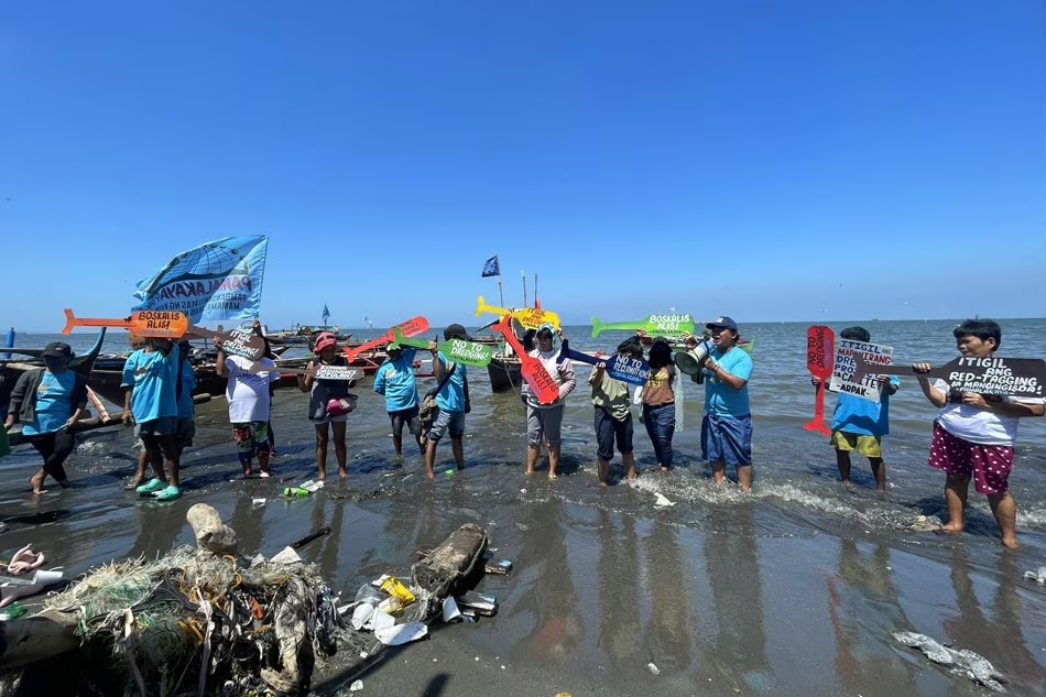 Cavite fishermen temporarily stop work to oppose dredging, reclamation – DredgeWire