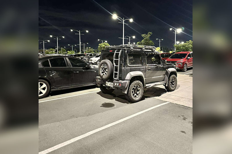 Spotted: Guard stops car from allegedly moving on its own in Cavite mall parking lot – Interaksyon