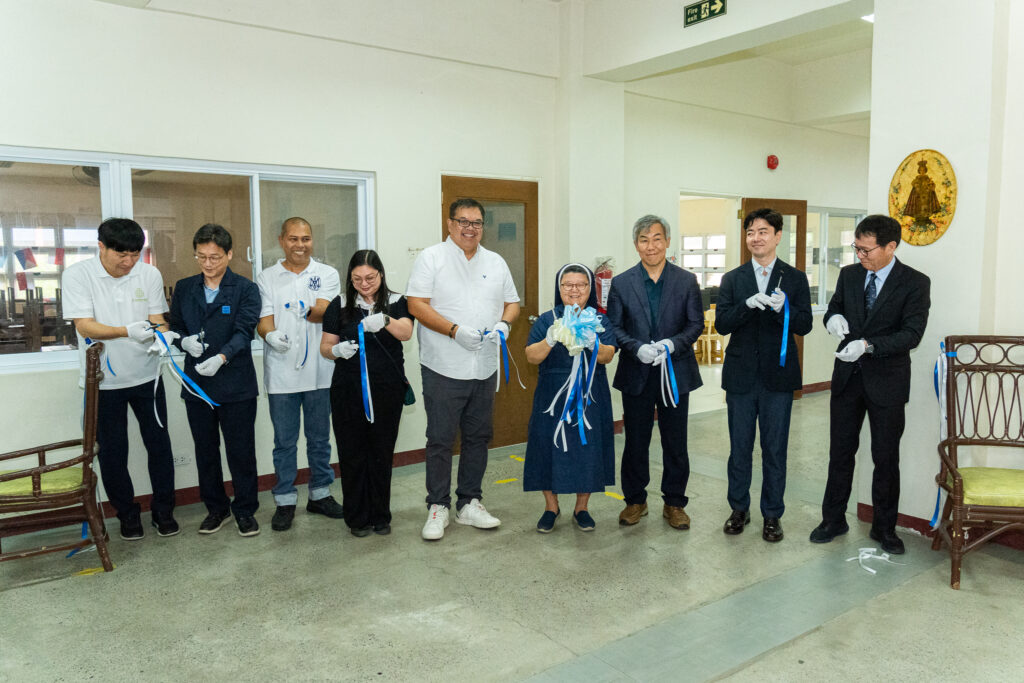 Representatives from the HOPE RAIL Foundation, Korea Hope Foundation, KORAIL CORP, Gen Trias- Cavite LGU, Office of Senator Bong Go & the PTA Representatives from the HOPE RAIL Foundation, Korea Hope Foundation, KORAIL CORP, Gen Trias- Cavite LGU, Office of Senator Bong Go & the PTA